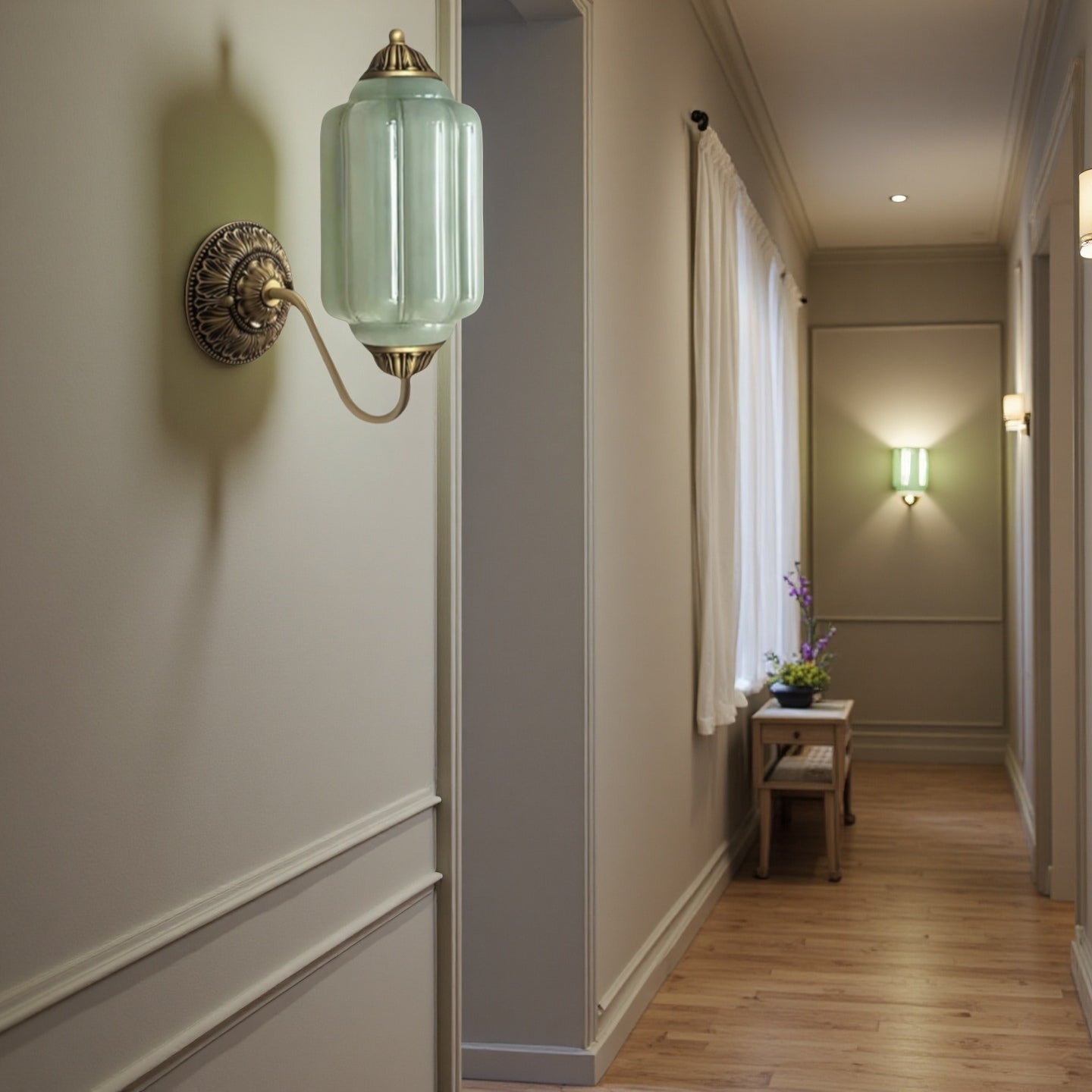 Un bagliore verde nel corridoio del tempo: una lampada da parete in vetro verde con base in ottone