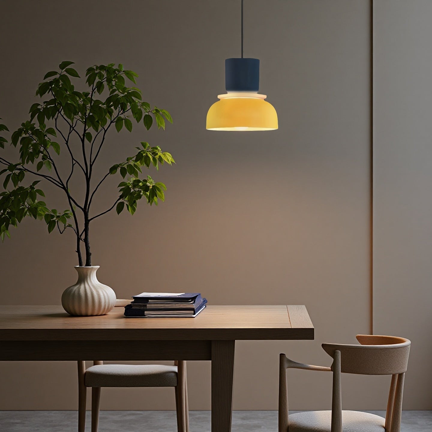 Quando il blu navy incontra il giallo sole: un lampadario in alluminio illumina l'angolo della mia anima